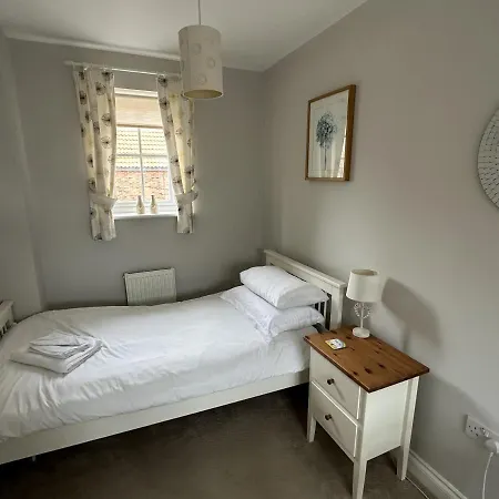 Newts Place - Part Of The The Bay Village With Pool, Gym And Direct Access, Pub, Restaurant, Tennis And Meadows Walks * Filey