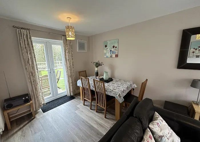 Newts Place - Part Of The The Bay Village With Pool, Gym And Direct Access, Pub, Restaurant, Tennis And Meadows Walks *