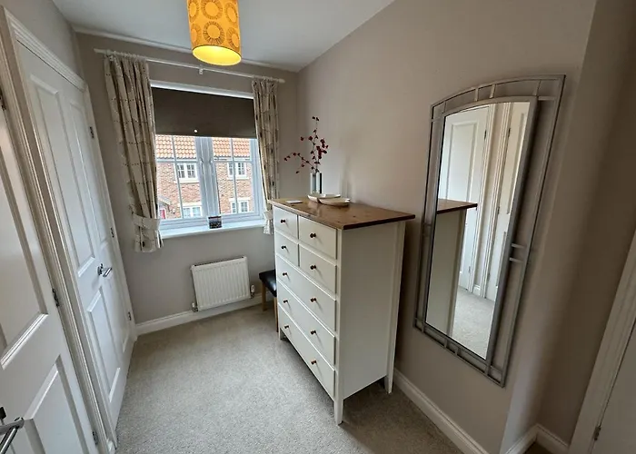 Newts Place - Part Of The The Bay Village With Pool, Gym And Direct Access, Pub, Restaurant, Tennis And Meadows Walks *