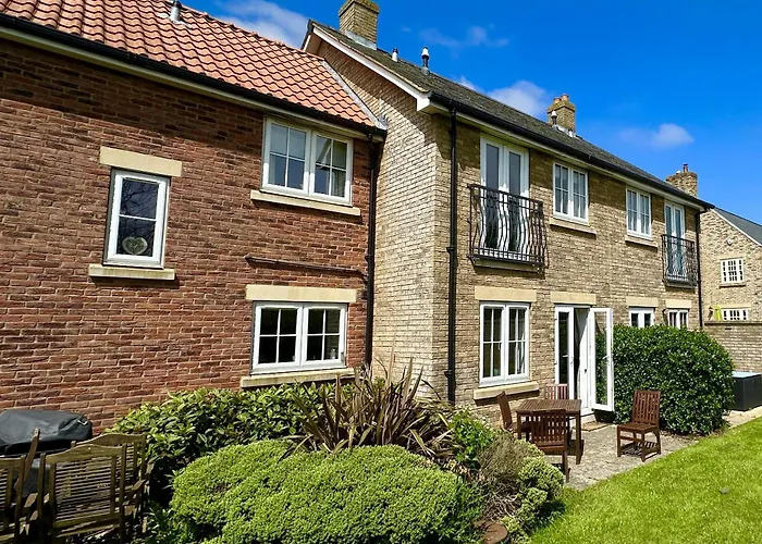 Newts Place - Part Of The The Bay Village With Pool, Gym And Direct Access, Pub, Restaurant, Tennis And Meadows Walks *