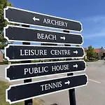 Newts Place - Part Of The The Bay Village With Pool, Gym And Direct Access, Pub, Restaurant, Tennis And Meadows Walks Holiday home Filey