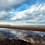 Newts Place - Part Of The The Bay Village With Pool, Gym And Direct Access, Pub, Restaurant, Tennis And Meadows Walks Holiday home