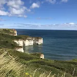 Newts Place - Part Of The The Bay Village With Pool, Gym And Direct Access, Pub, Restaurant, Tennis And Meadows Walks Holiday home