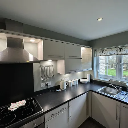 Newts Place - Part Of The The Bay Village With Pool, Gym And Direct Access, Pub, Restaurant, Tennis And Meadows Walks * Filey