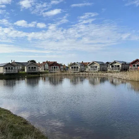 Newts Place - Part Of The The Bay Village With Pool, Gym And Direct Access, Pub, Restaurant, Tennis And Meadows Walks Holiday home *
