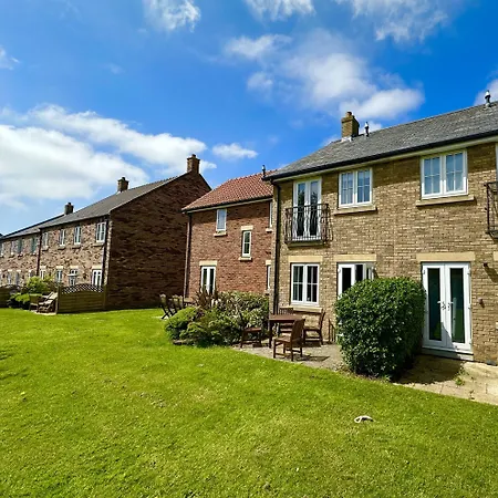 Newts Place - Part Of The The Bay Village With Pool, Gym And Direct Access, Pub, Restaurant, Tennis And Meadows Walks Holiday home Filey